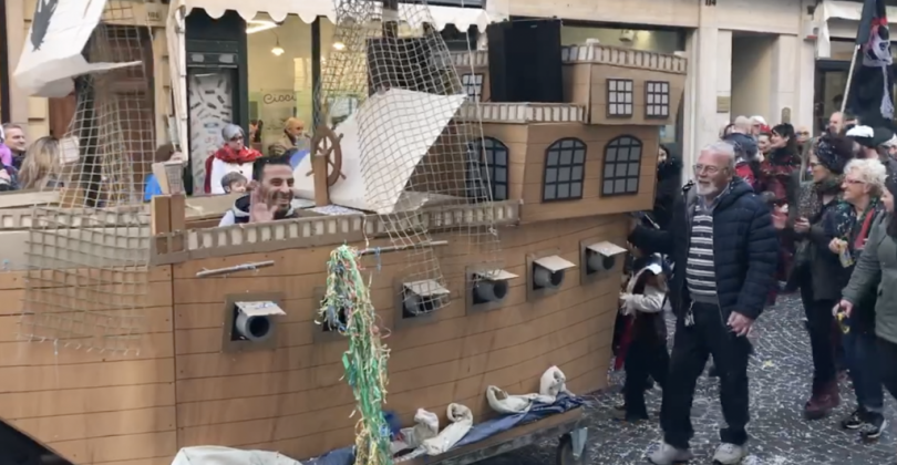 VIDEO - Il centro storico di Casale si colora con la sfilata di carnevale